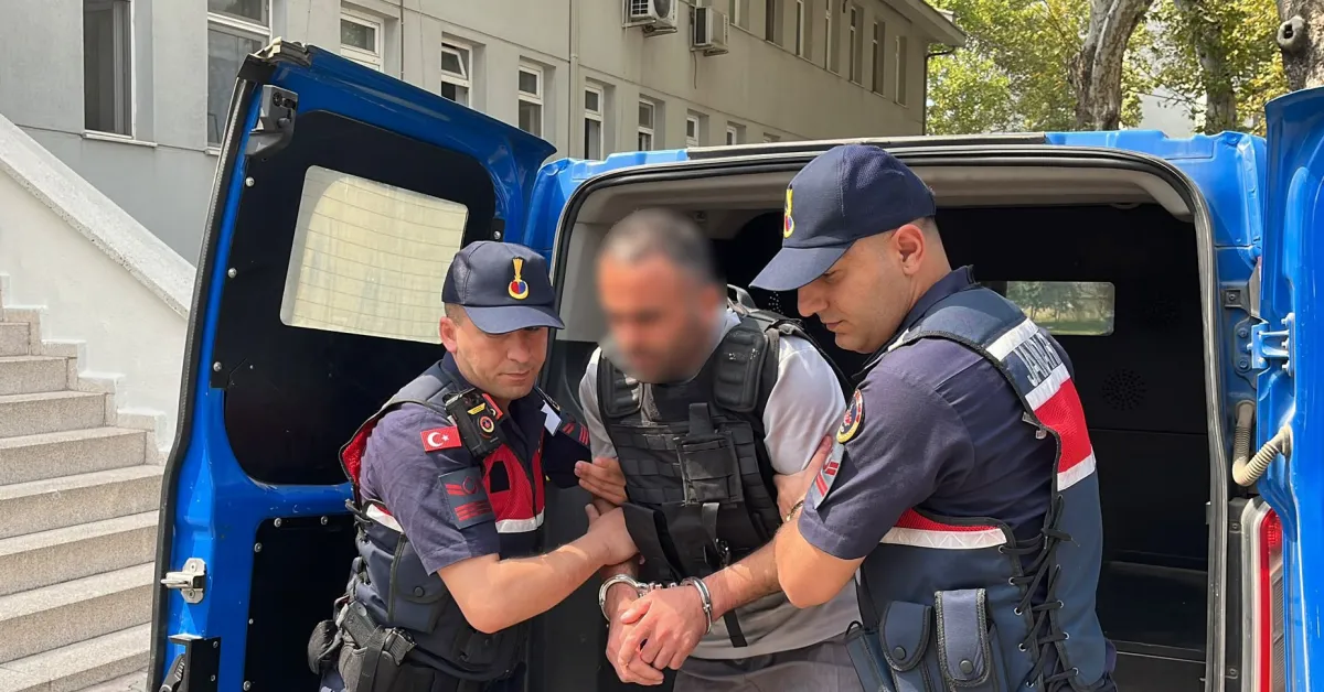 Bursa’da Iki Kişiyi Öldürdüğü Iddia Edilen Şüpheli Çatıda Yakalandı (1)