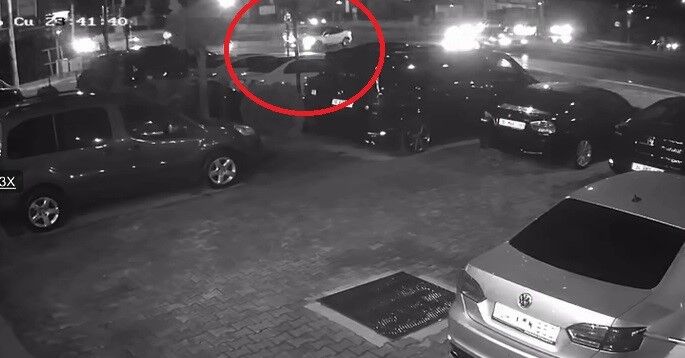 Bursa'da Kırmızı Işıkta Geçen Otomobil Sürücüsü Kaza Yaptı... O Anlar Kamerada (2)