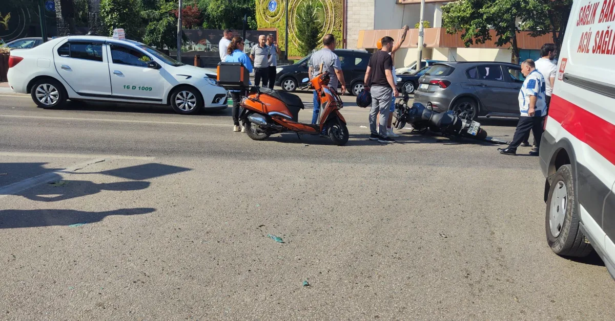 Bursa’da Motosiklet Ambulansla Çarpıştı Sürücü Yaralandı (1)