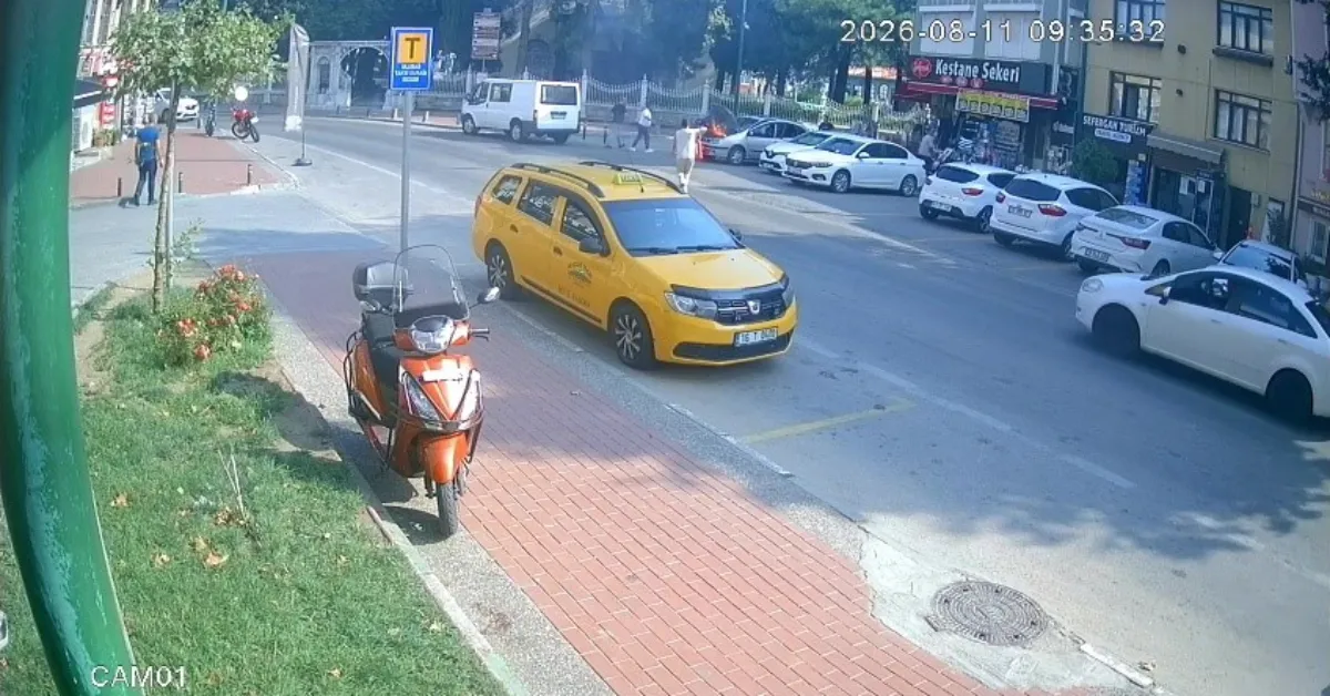 Bursa’da Seyir Halindeki Araçta Yangın Taksiciler Müdahale Etti (1)