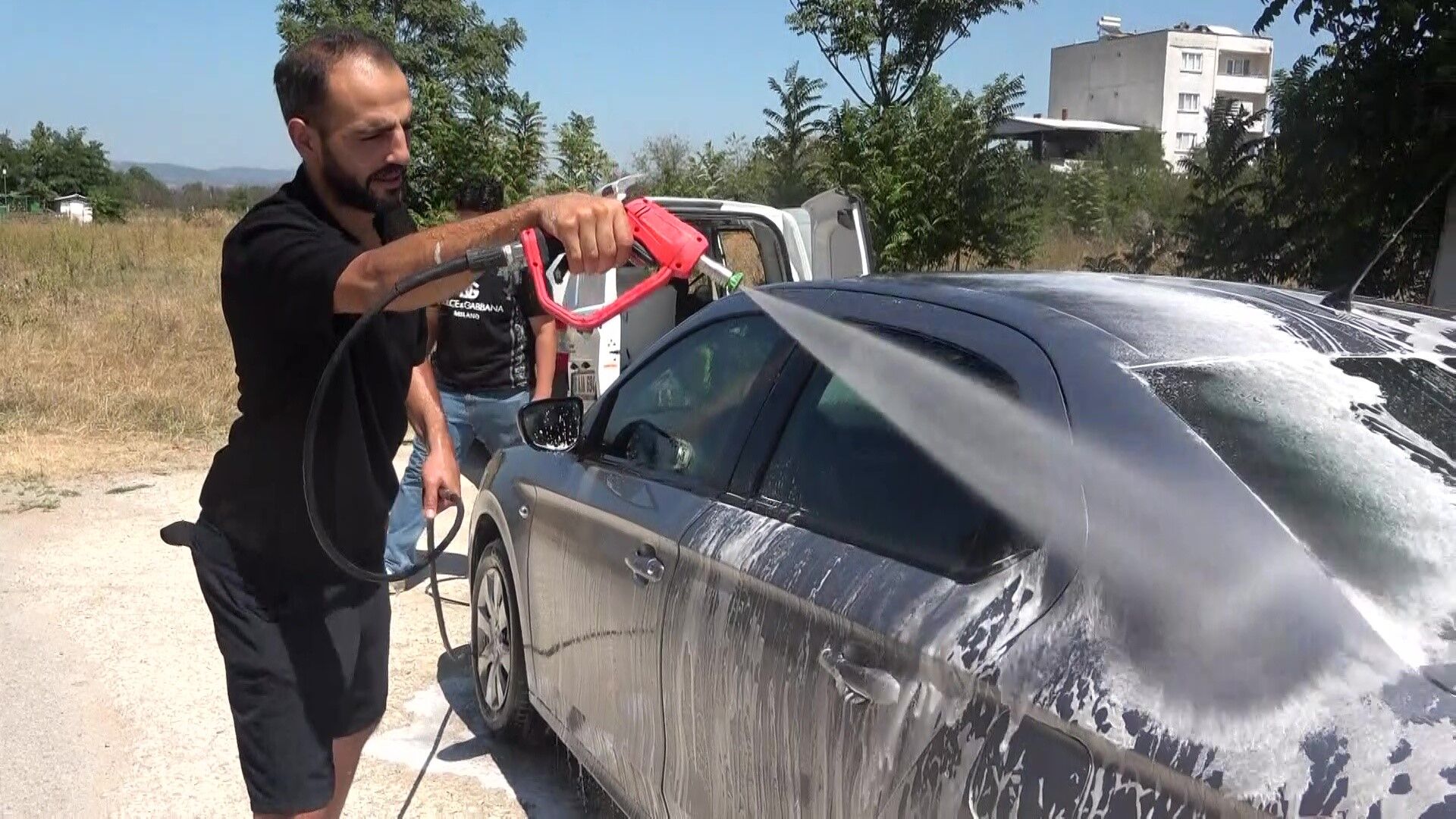 Bursa’da Sokakta Gördüğü Kirli Araçları Habersizce Yıkıyor.. (1)-1