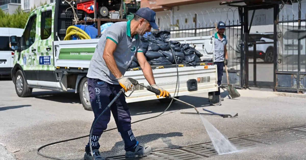 Bursa’da Sonbahar Öncesi Yağmur Suyu Izgaralarına Kapsamlı Temizlik (3)