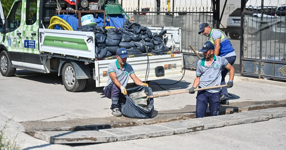 Bursa’da Sonbahar Öncesi Yağmur Suyu Izgaralarına Kapsamlı Temizlik (4)