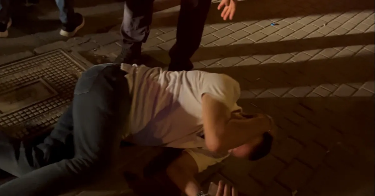 Bursa’da Taksi Ücreti Tartışması Alkollü Şahıs Kendini Yere Bıraktı (2)