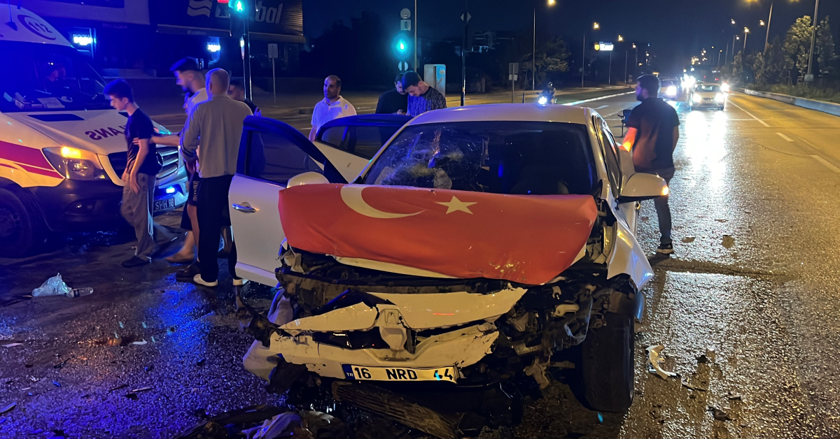 Bursa’da Ters Yönden Ana Artere Çıkan Otomobil Kazaya Neden Oldu 7 Yaralı (1)