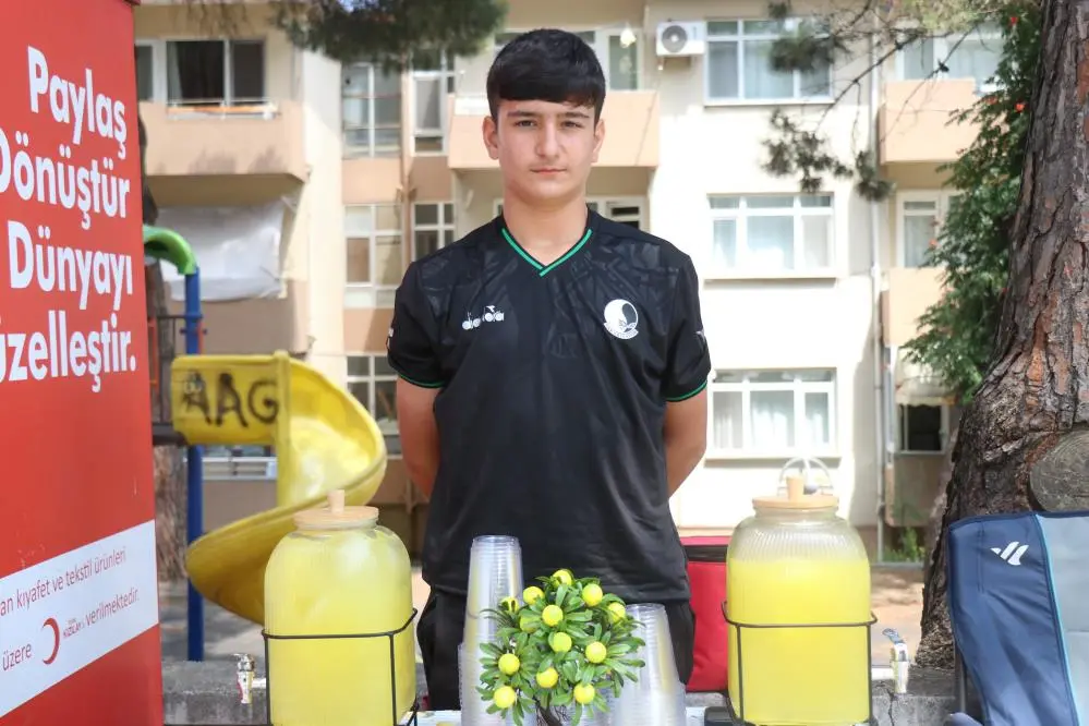 Genç Gazete 14 Yaşında Limonata Satarak Ayda 90 Bin Lira Kazanıyor (2)