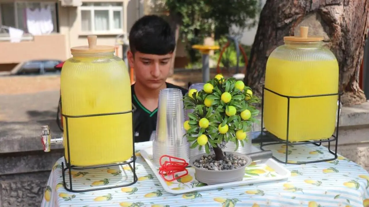 14 yaşında limonata satarak ayda 90 bin lira kazanıyor