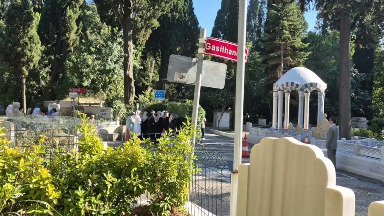 Arif Ahmet Denizolgun’un Mezarı Açılacak! Cemaat Mensupları Kabir Başında Toplandı