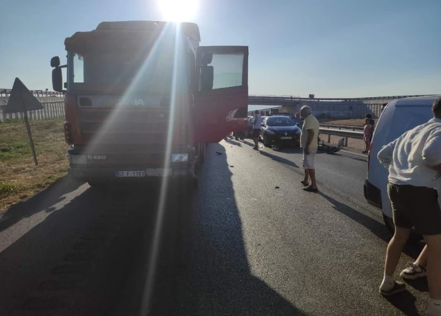 Genç Gazete Bursa Balıkesir Yolunda Zincirleme Kaza! 5 Araç Birbirine Girdi (1)-1