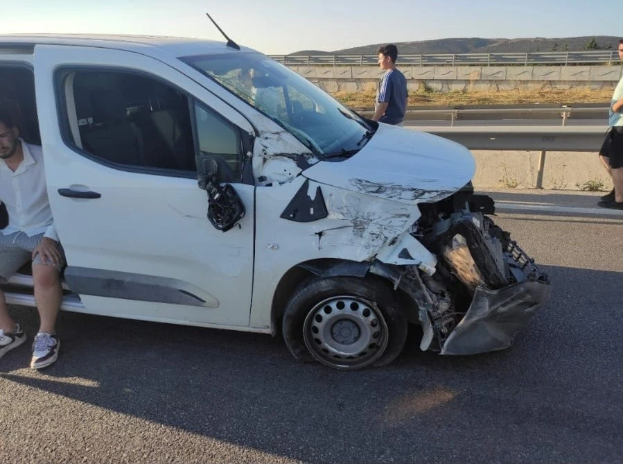 Genç Gazete Bursa Balıkesir Yolunda Zincirleme Kaza! 5 Araç Birbirine Girdi (2)