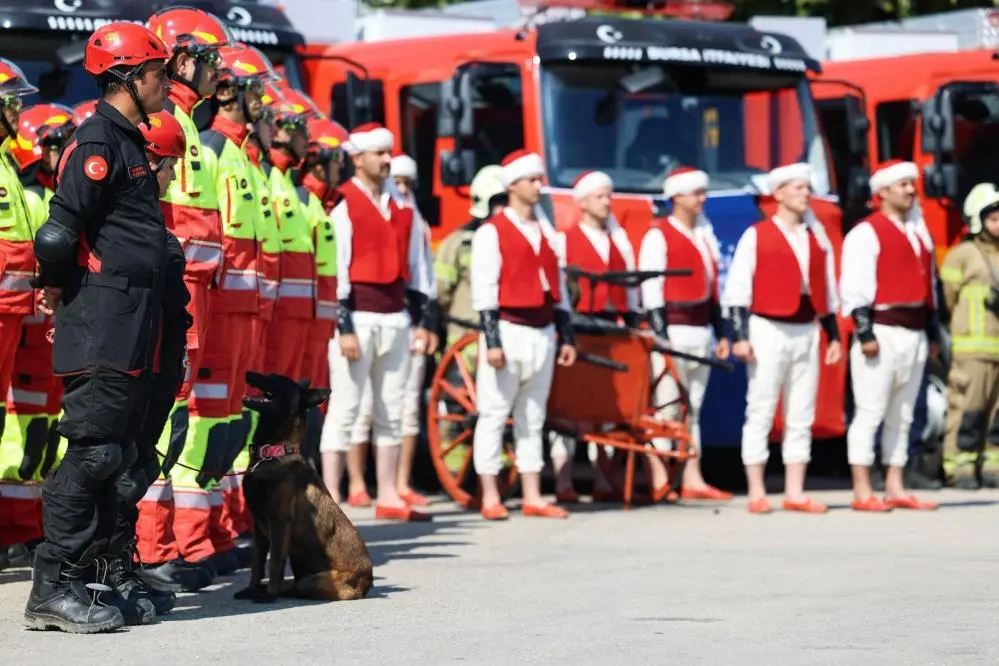 Genç Gazete Bursa’da 17 Ağustos Tatbikatı Nefes Kesti! Türk Bayrağı Metrelerce Yükseklikten Indirildi (2)