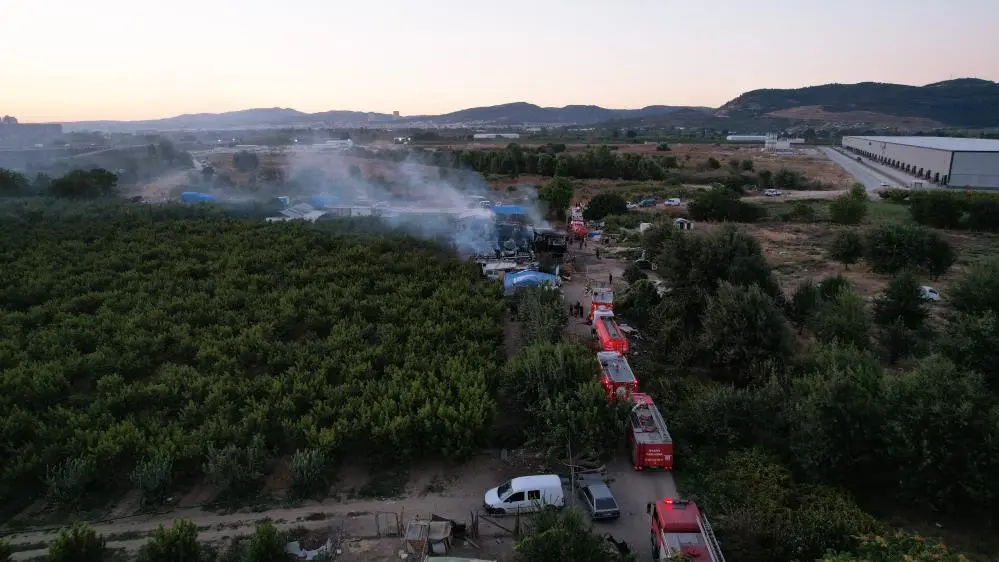 Genç Gazete Bursa’da Çiftlik Yangını! Alevler Samanlığı Tamamen Sardı (2)