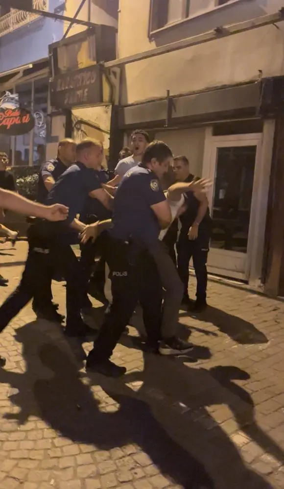 Genç Gazete Bursa’da Gece Yarısı Ortalık Savaş Alanına Döndü! Polis Biber Gazıyla Müdahale Etti (1)