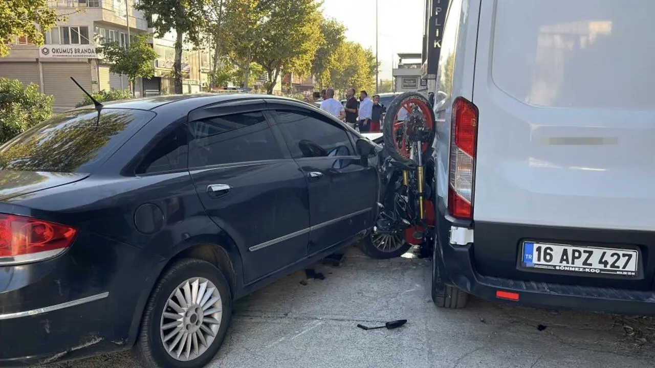 Genç Gazete Bursa’da Motosiklet Iki Araç Arasında Sıkıştı! Sürücü Ağır Yaralandı (3)