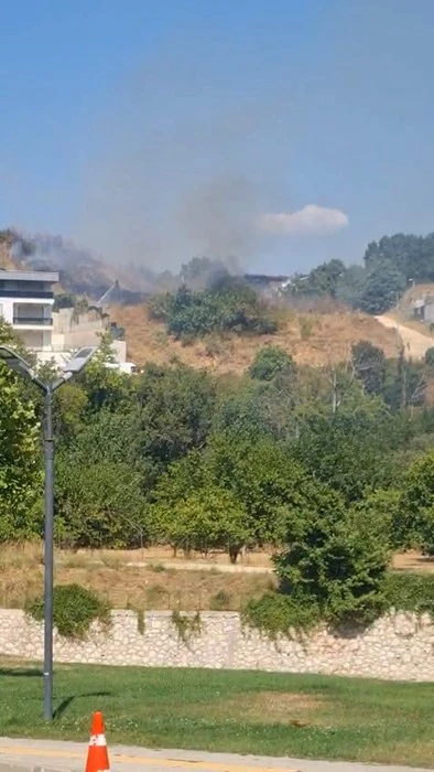 Genç Gazete Bursa'da Otluk Alanda Çıkan Yangın Hızlı Müdahale Ile Söndürüldü (2)
