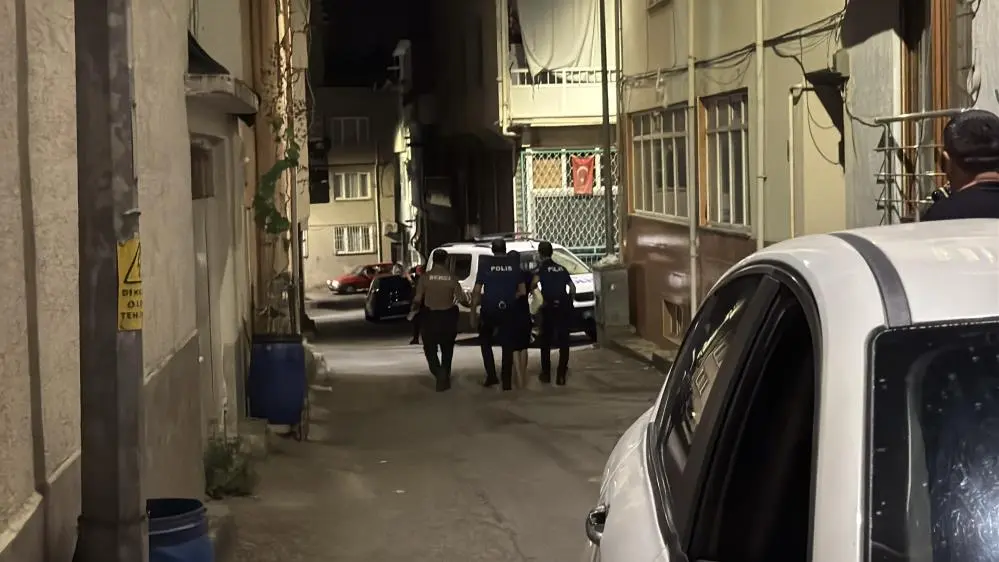 Genç Gazete Bursa’da Pompalı Tüfekli Şüpheli Akrabasının Evini Bastı (2)