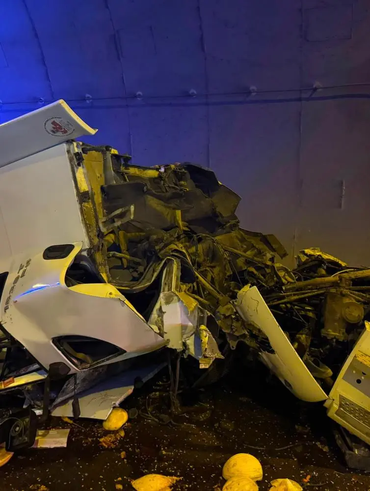 Genç Gazete Bursa’da Tır Kamyona Çarptı! Sürücü Ağır Yaralandı (2)