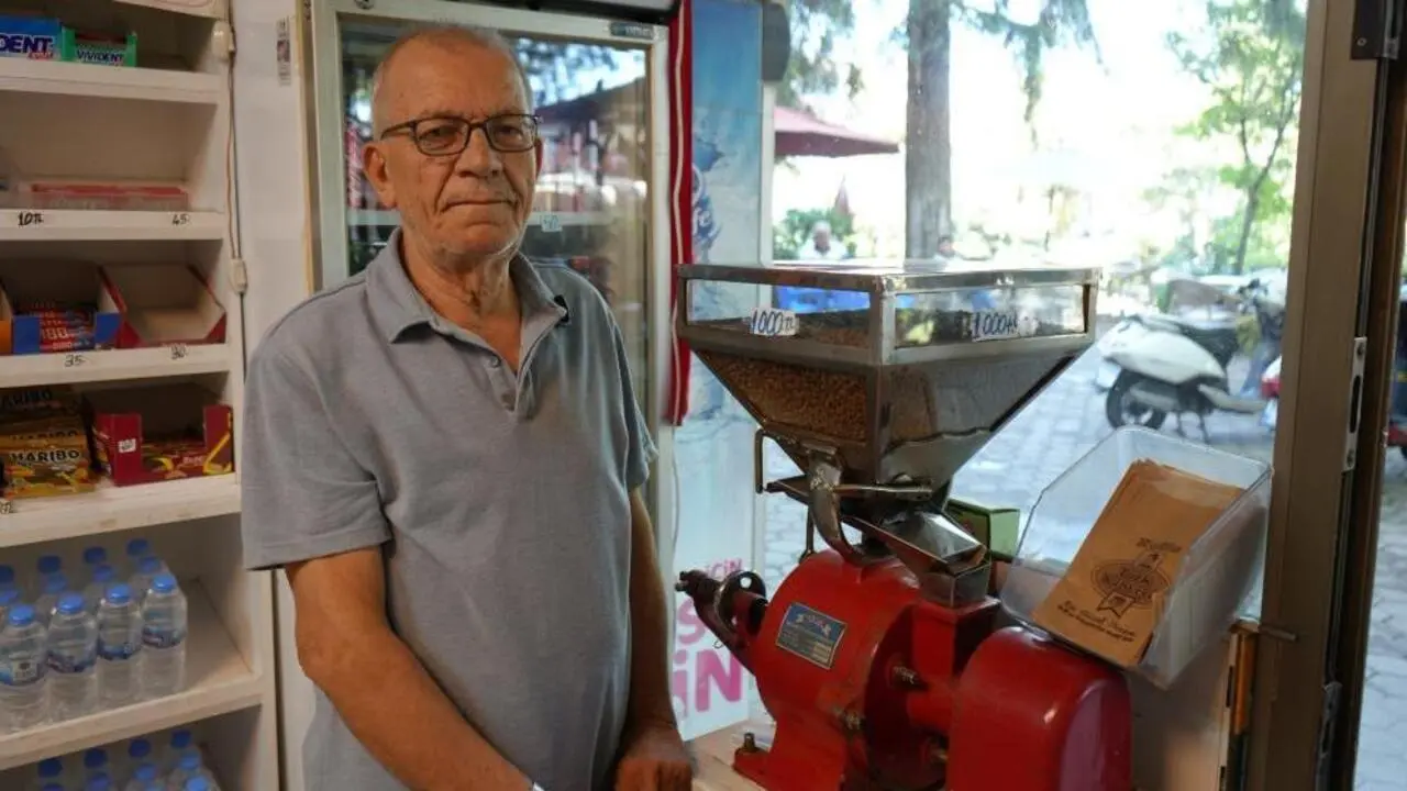 Bursa’da yaklaşık 60 yıldır aynı dükkânda kahve kokusu! Hasan Gülbağ’ın hikâyesi belgesel oldu