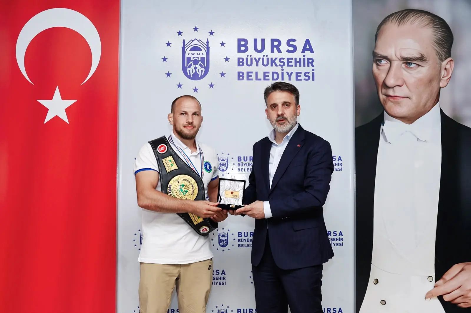 Genç Gazete Bursa’ya Dünya Şampiyonluğu Gururu! Fazlı Eryılmaz Altın Madalyayla Döndü (1)