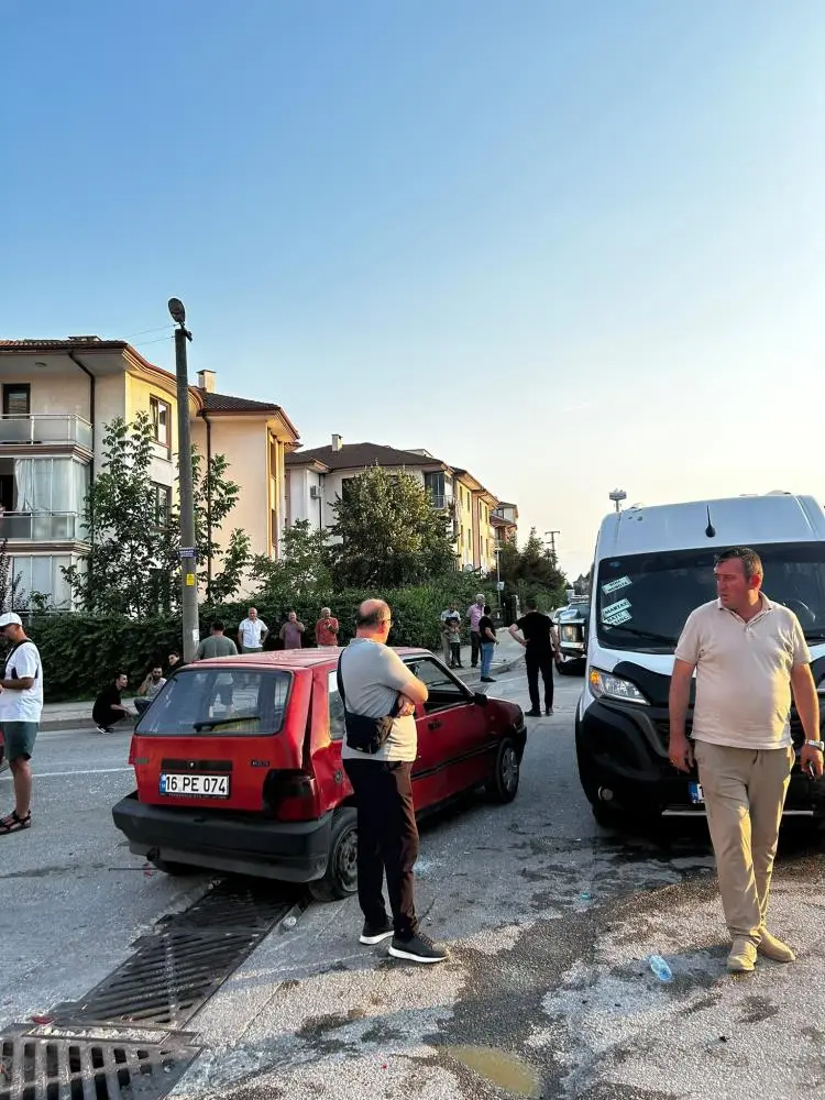 Genç Gazete İnegöl’de Feci Kaza! 3 Araç Birbirine Girdi (2)