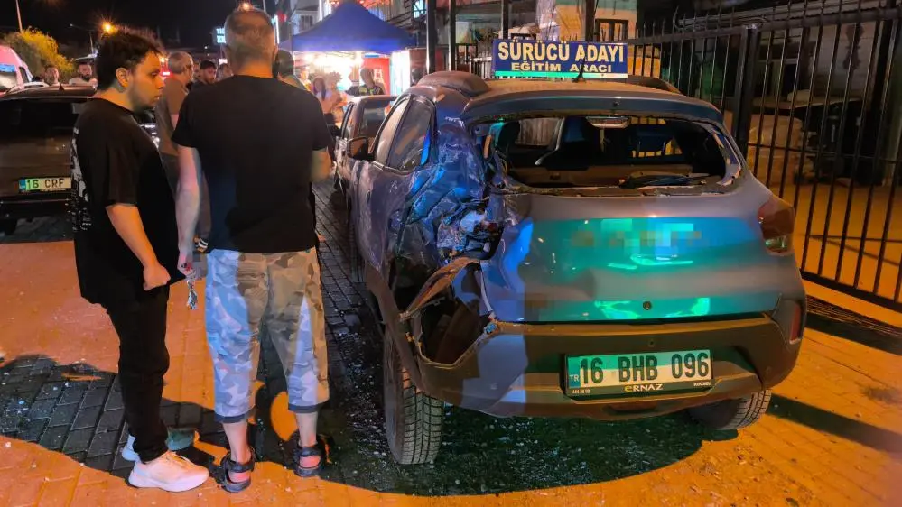 Genç Gazete İnegöl’de Kontrolden Çıkan Otomobil Dehşet Saçtı! (1)-1