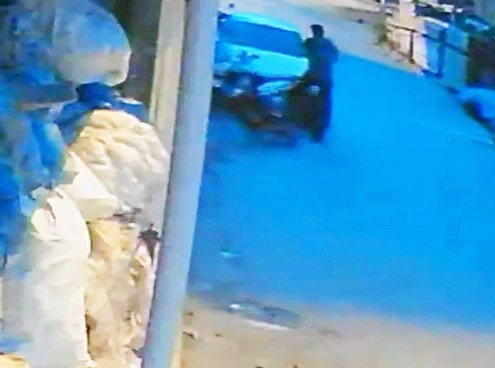 Genç Gazete İnegöl’de Telefonuna Daldı, Park Halindeki Araçlara Çarptı-2