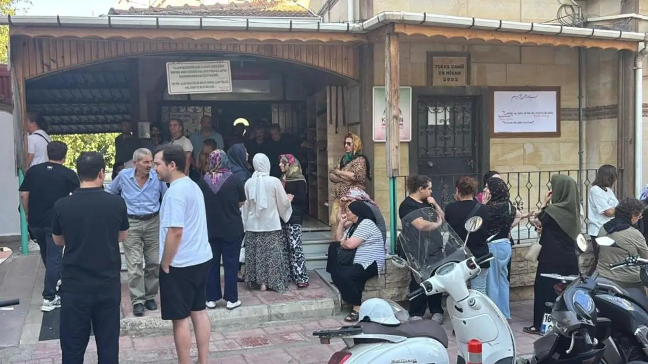 Genç Gazete İznik Gölü’ne Düşerek Hayatını Kaybeden Genç Son Yolculuğuna Uğurlandı (1)