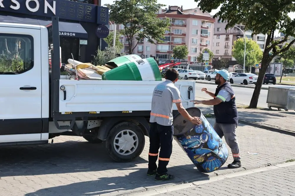 Genç Gazete Nilüfer’de Yaya Ve Bisiklet Yollarını İşgal Eden Tabela Ve Dubalar Toplandı (1)
