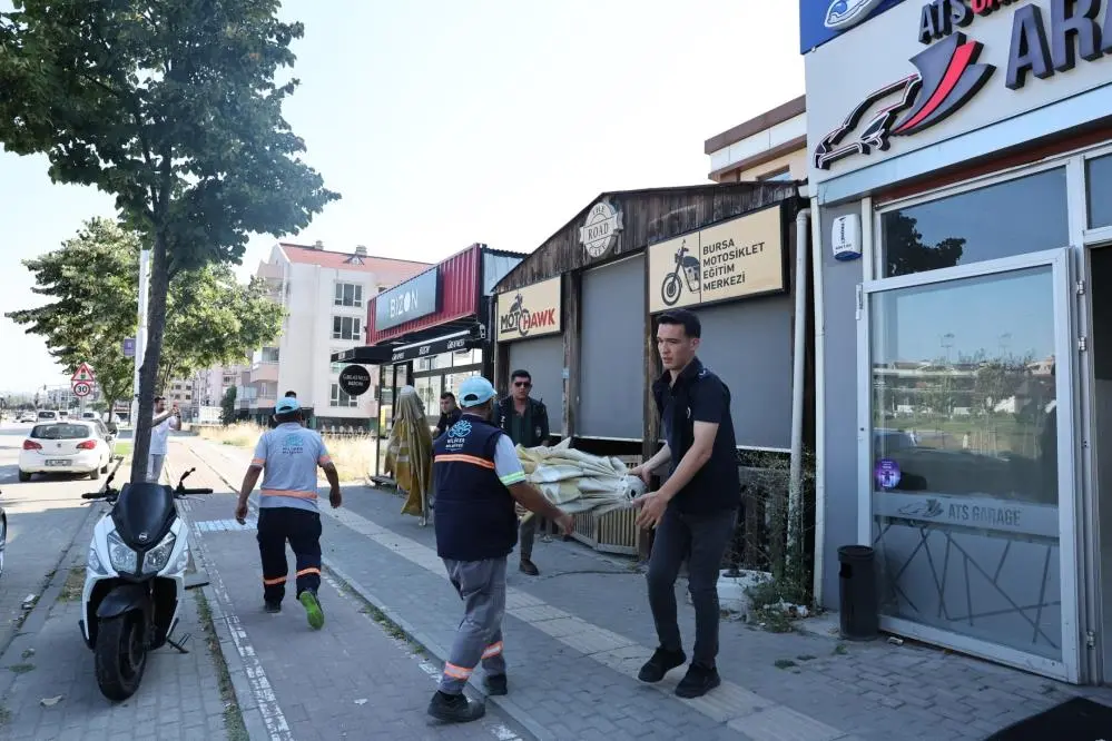 Genç Gazete Nilüfer’de Yaya Ve Bisiklet Yollarını İşgal Eden Tabela Ve Dubalar Toplandı (2)