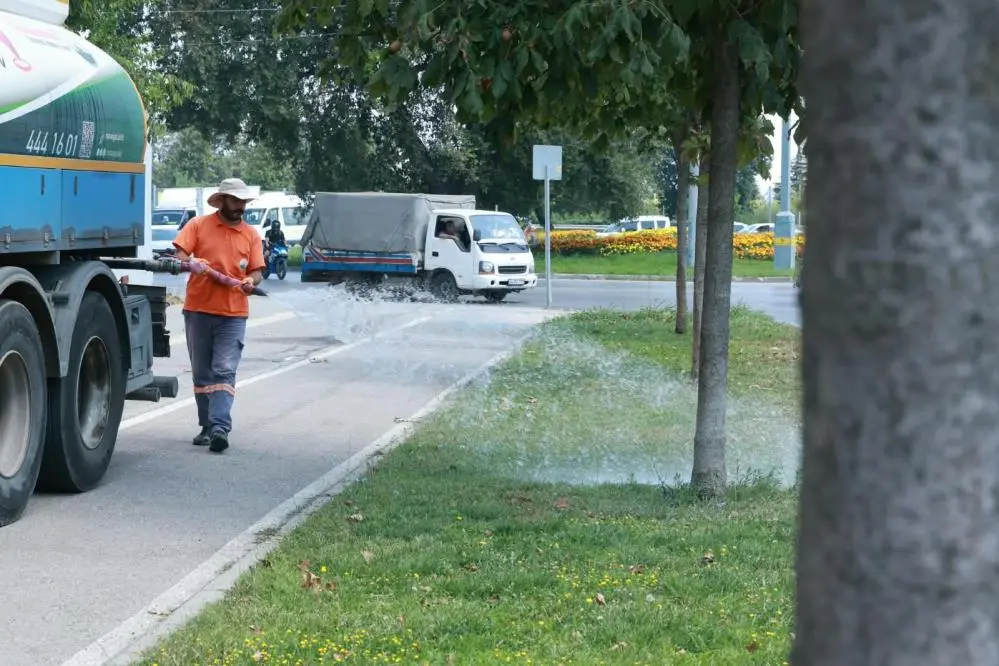 Genç Gazete Osmangazi’de Yeşil Alanlara Sıcak Hava Mesaisi! 58 Noktada Sulama Yapılıyor (2)