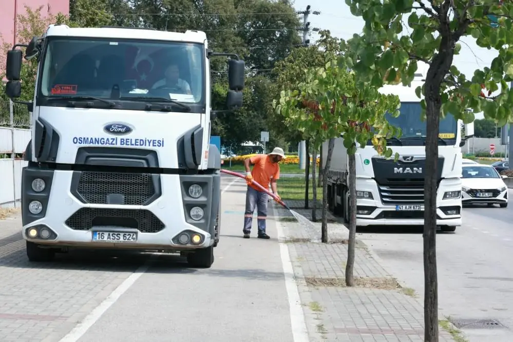 Genç Gazete Osmangazi’de Yeşil Alanlara Sıcak Hava Mesaisi! 58 Noktada Sulama Yapılıyor (3)