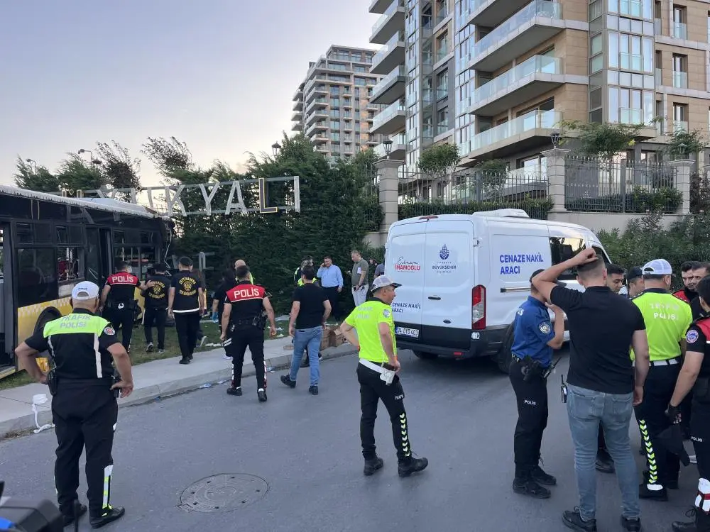 Genç Gazete Zeytinburnu’nda İett Otobüsü Duvara Çarptı (1)