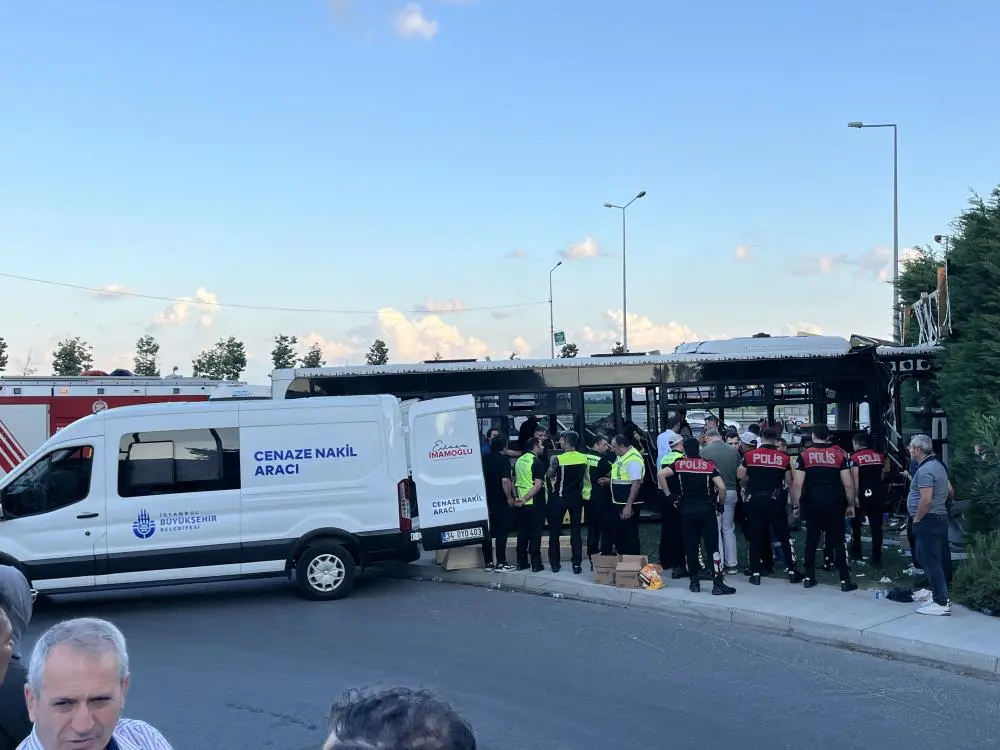 Genç Gazete Zeytinburnu’nda İett Otobüsü Duvara Çarptı (3)