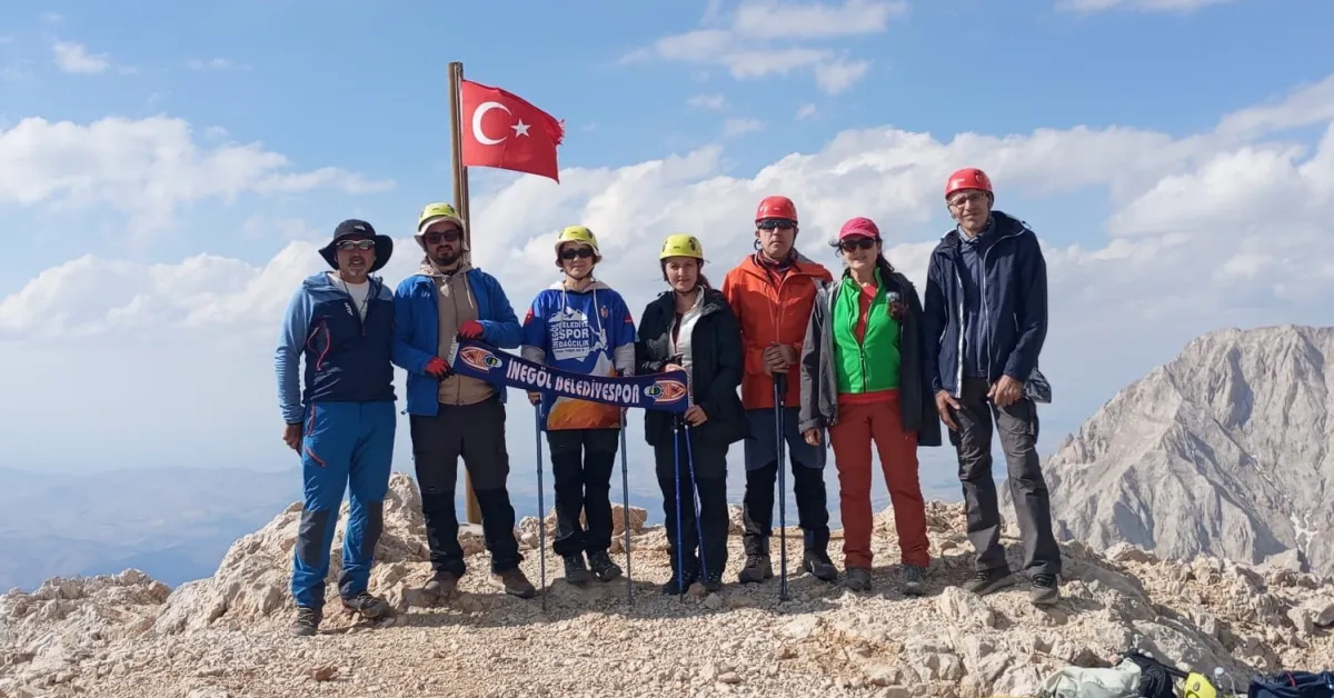 İnegöl Belediyesporlu Dağcılardan 30 Ağustos’a Özel Zirve Tırmanışı (2)