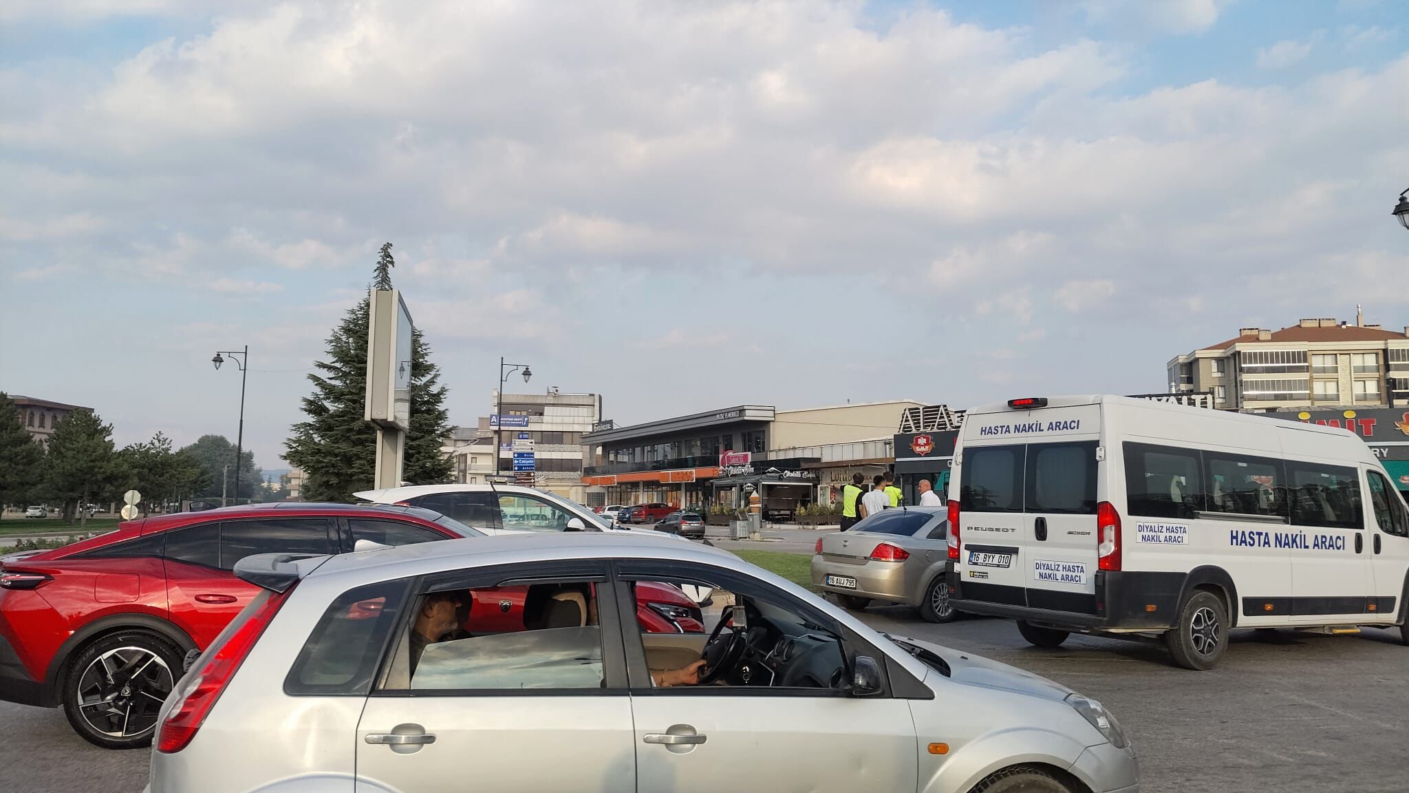 İnegöl İtfaiye Kavşağı’nda Otomobil Ile Halk Otobüsü Çarpıştı (1)