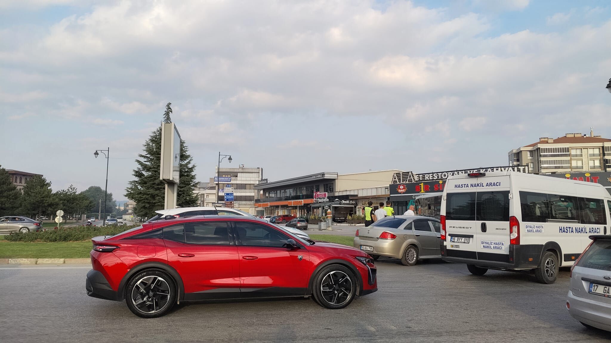 İnegöl İtfaiye Kavşağı’nda Otomobil Ile Halk Otobüsü Çarpıştı (2)