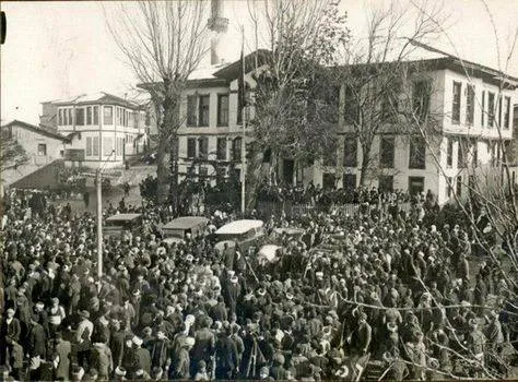 Inegöl Yunan Işgali Günleri Hükümet Meydanı Ve Hekimzade Camii Gençgazete (10)