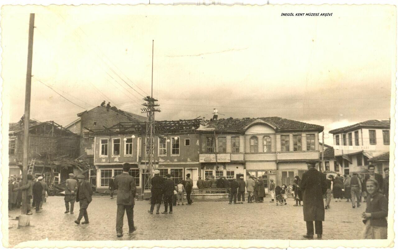 Inegöl Yunan Işgali Günleri Hükümet Meydanı Ve Hekimzade Camii Gençgazete (3)