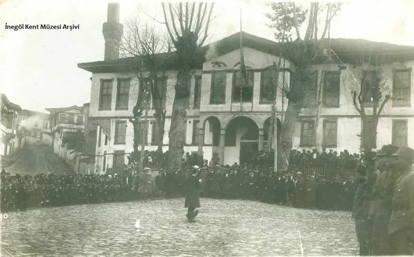 Inegöl Yunan Işgali Günleri Hükümet Meydanı Ve Hekimzade Camii Gençgazete (4)-1