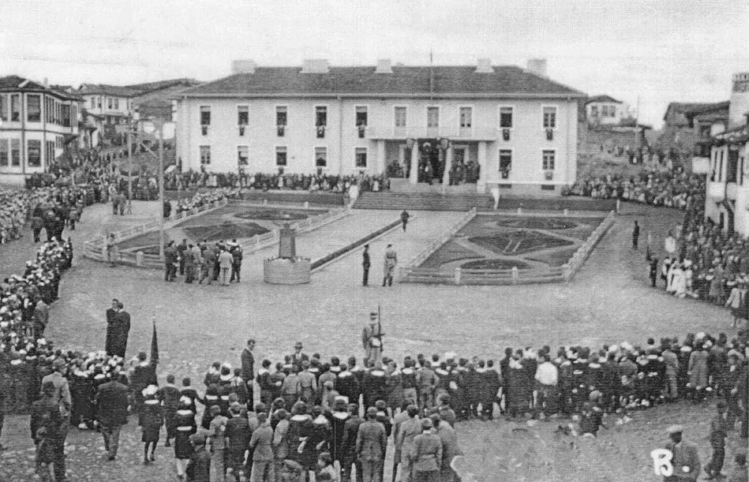 Inegöl Yunan Işgali Günleri Hükümet Meydanı Ve Hekimzade Camii Gençgazete (4)