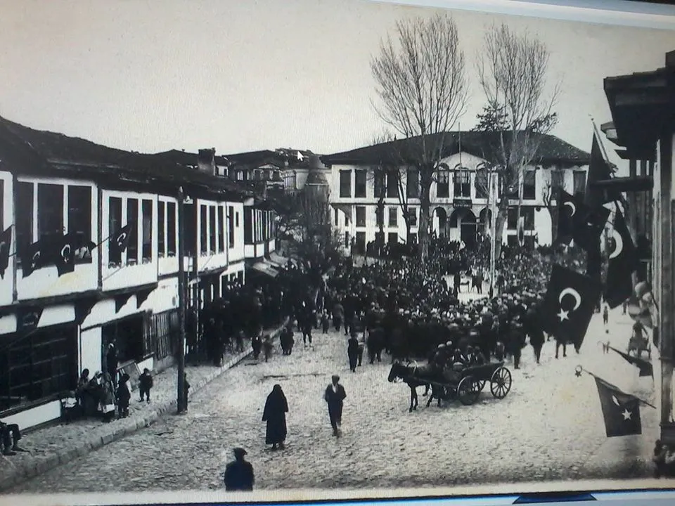 Inegöl Yunan Işgali Günleri Hükümet Meydanı Ve Hekimzade Camii Gençgazete (9)