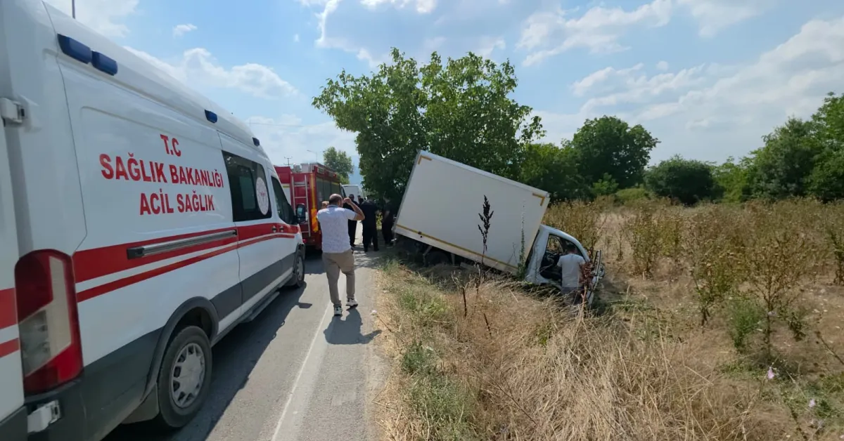 İnegöl’de 3 Aracın Karıştığı Kazada Kamyonet Tarlaya Uçtu 1 Yaralı (1)