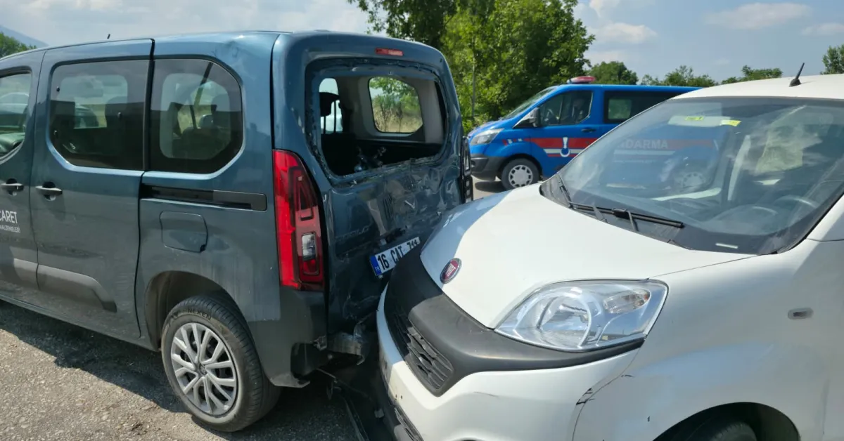 İnegöl’de 3 Aracın Karıştığı Kazada Kamyonet Tarlaya Uçtu 1 Yaralı (2)