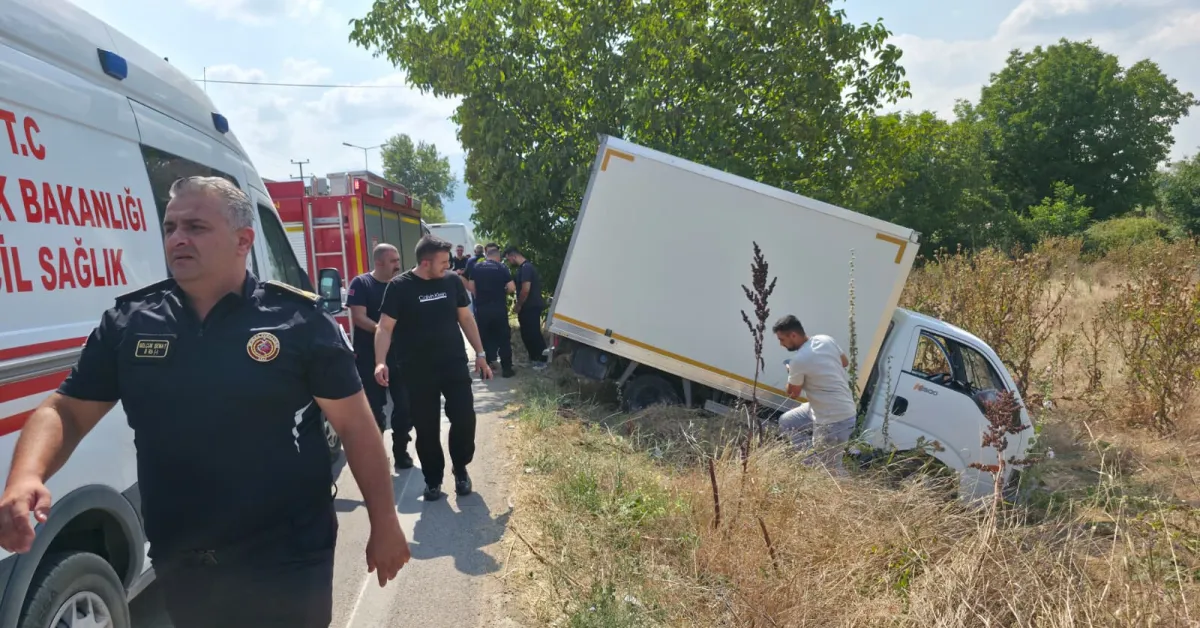 İnegöl’de 3 Aracın Karıştığı Kazada Kamyonet Tarlaya Uçtu 1 Yaralı (3)