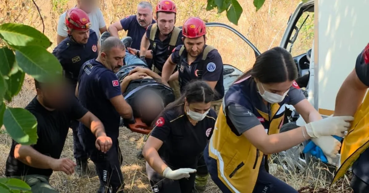 İnegöl’de 3 Aracın Karıştığı Kazada Kamyonet Tarlaya Uçtu 1 Yaralı (4)