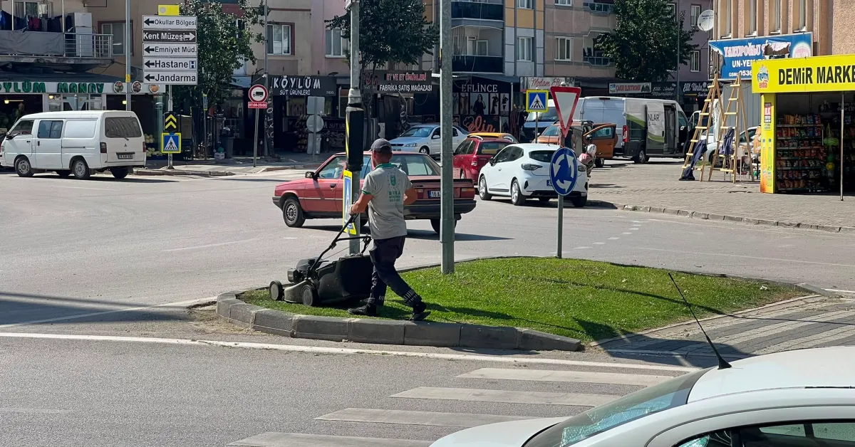 İnegöl'de Ana Caddelerde Yeşil Alan Bakımı Sürüyor (2)