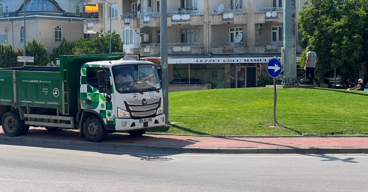 İnegöl'de Ana Caddelerde Yeşil Alan Bakımı Sürüyor (3)