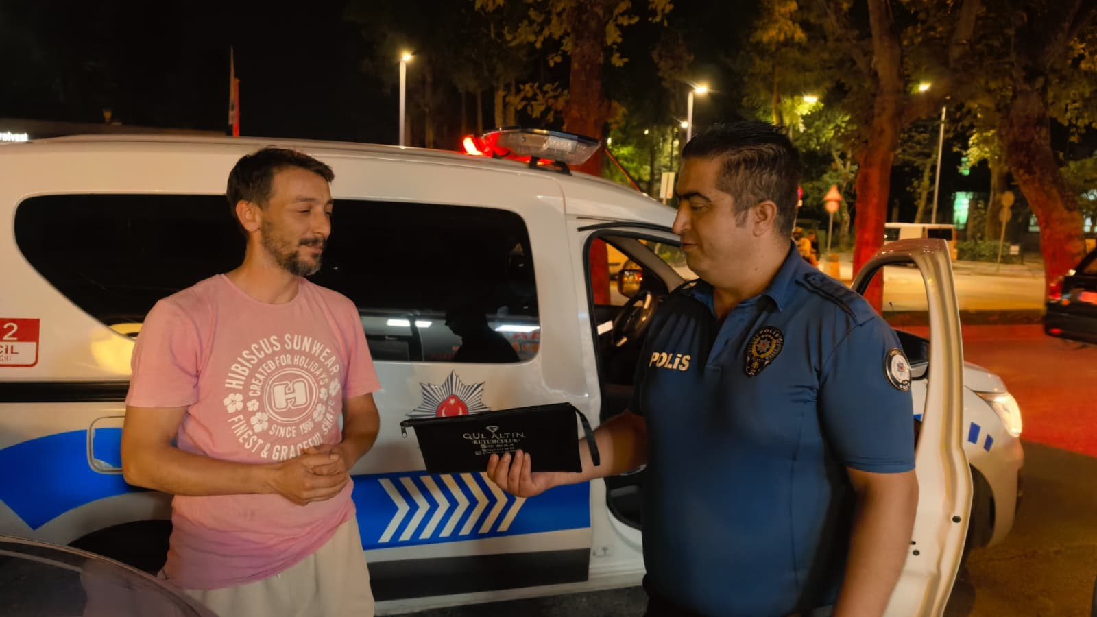 İnegöl’de Bulduğu 30 Bin Tl’lik Çantayı Polise Teslim Etti (2)