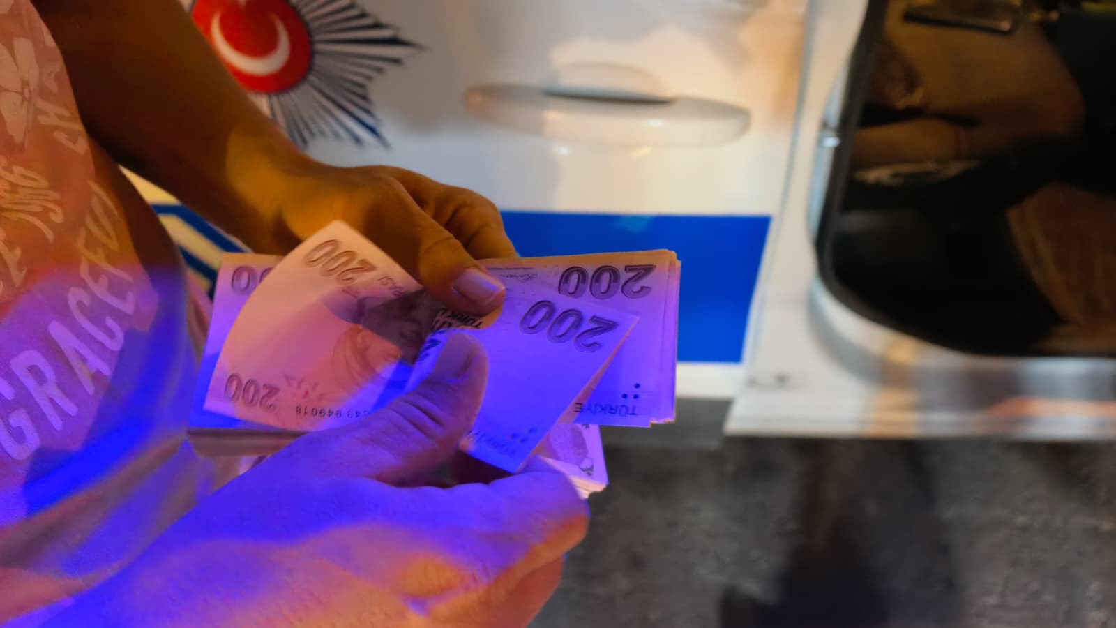 İnegöl’de Bulduğu 30 Bin Tl’lik Çantayı Polise Teslim Etti (3)