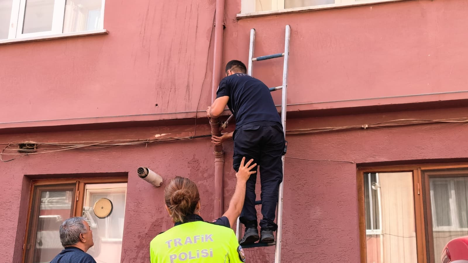 İnegöl’de Gider Borusuna Sıkışan Yavru Kedi Böyle Kurtarıldı (3)